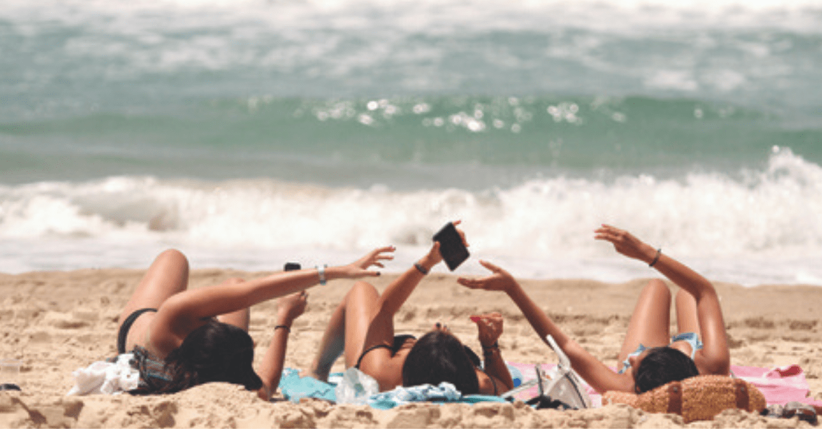 Tatilde kendini çıplaklar plajında bulsan nasıl tepki verirdin?