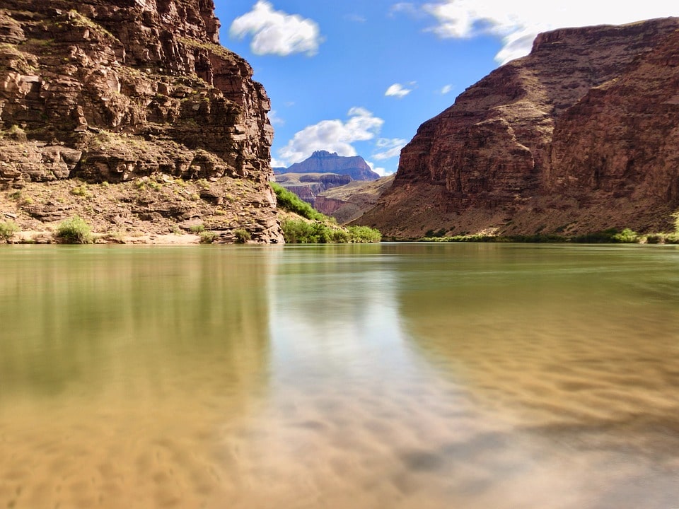 Colorado Nehri ve aynı adı taşıyan Colorado Çölü nerede bulunuyor?