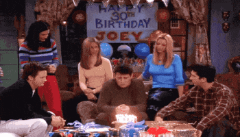 Bir arkadaşının doğum günü partisine katıldın ve çok fazla insan tanımıyorsun. Genellikle ne yaparsın?