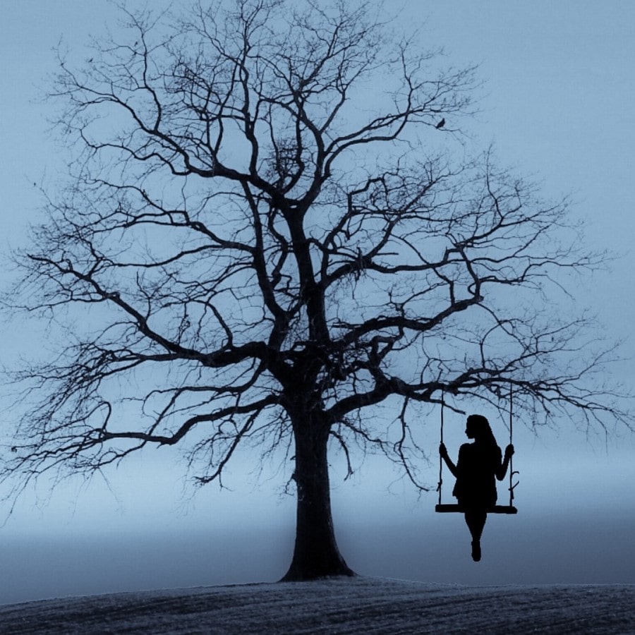 Ağaç ve sallanan Kadın