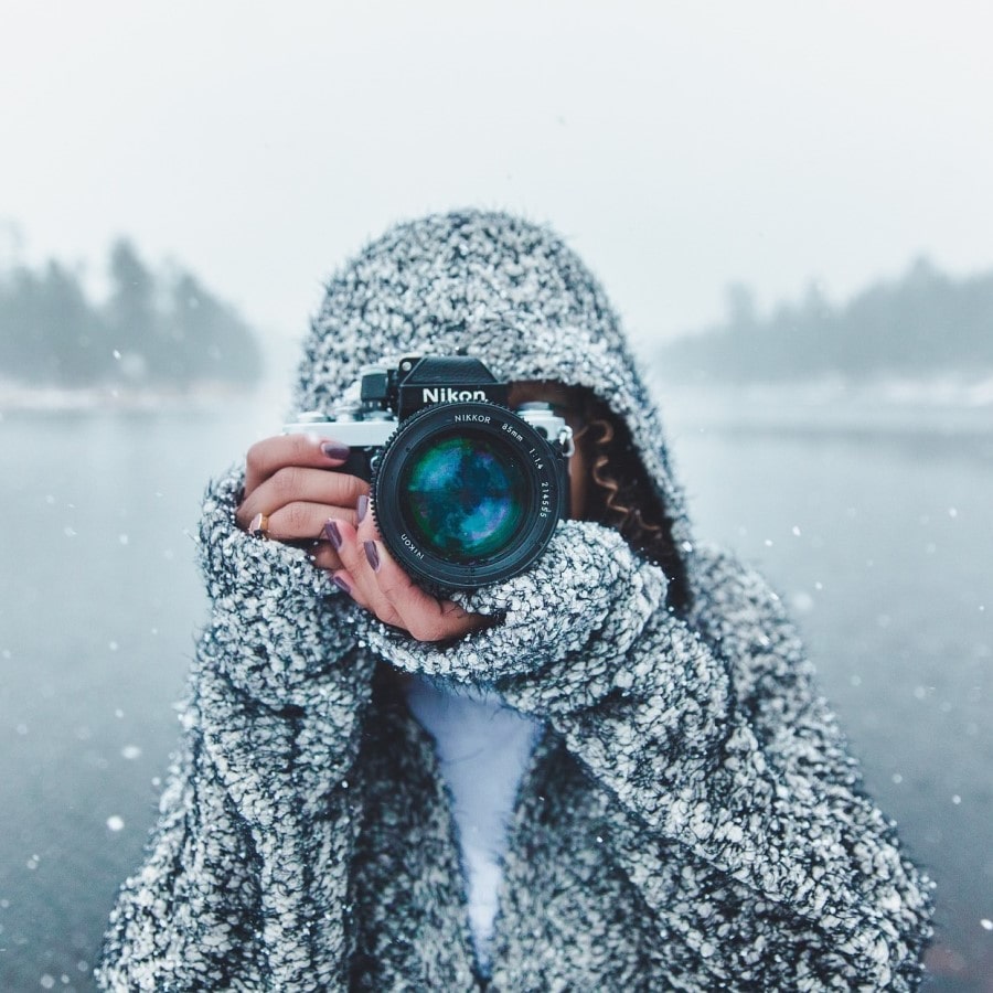 Kışta fotoğraf çeken bayan