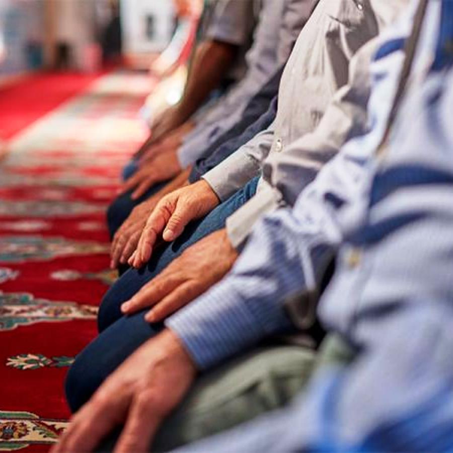 Namaz kılan adamlar