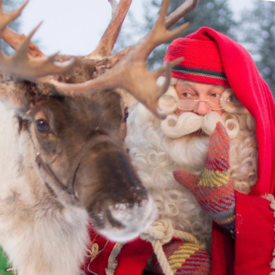 Noel Baba ve ren geyiği