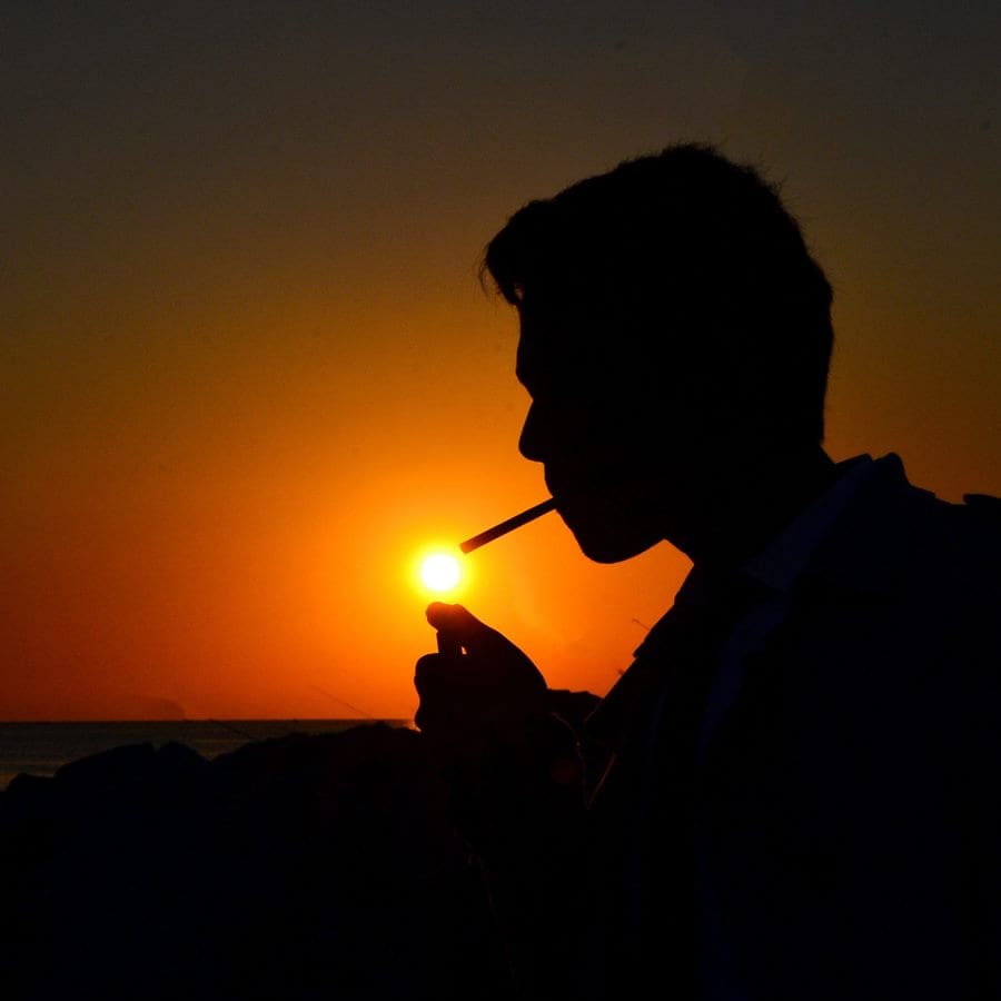 Sigara Yandıran Erkek Profil Resmi