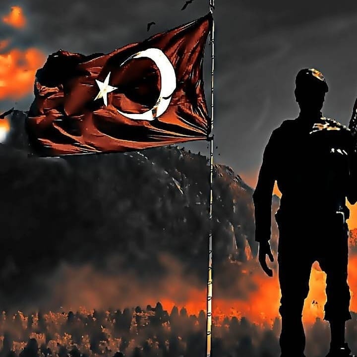 türk asker ve bayrak