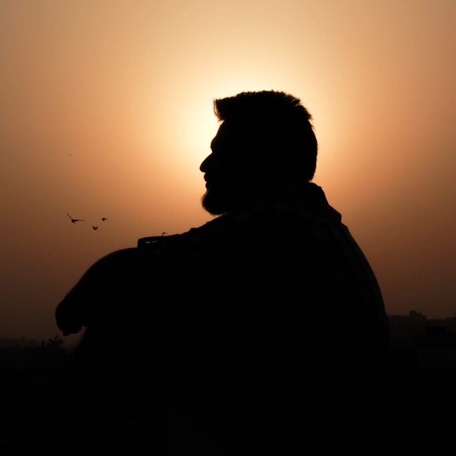 Yalnız oturmuş Erkek Profil Fotoğrafları